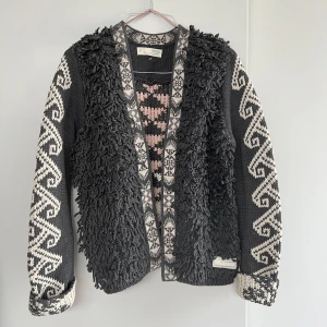 Odd Molly kofta/jacka - Tjockare kofta från Odd Molly, kan användas som vårjacka. Jättemjuk i tyget, skön att ha över ett linne och ett par shorts när det blir varmare ute. Storlek 1 vilket motsvarar typ S/34/36. Kan justera pris vid snabb affär.