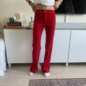 Byxor - Så sjuuukt snygga sammetsbyxor som är köpta secondhand i paris så vet tyvärr inte märket, de är i bra skick💕🥰 Midjemått:72 cm, Innerbenslängd: 85 cm (jag är 175)💕