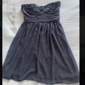 Strapless klänning - Säljer en snygg strapless festklänning från märket atmosphere. I nyskick, säljer pga den inte passar mig. Den har en dragkedja på sidan och är strestchig 💘💘