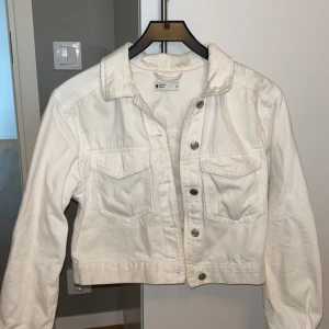 Jeansjacka Vit  - säljer min vita jeansjacka då den inte används men är i väldigt bra skick🤍