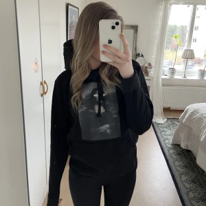 Hoddie med tryck - Svart hoodie med tryck på framsidan. I ett bra skick. 
