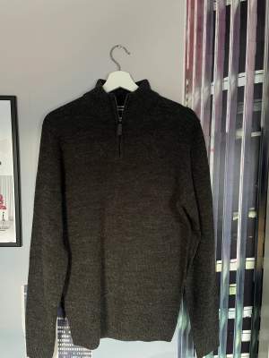Stickad half zip tröja som är använd en gång (strl M) den säljes för att den är för liten