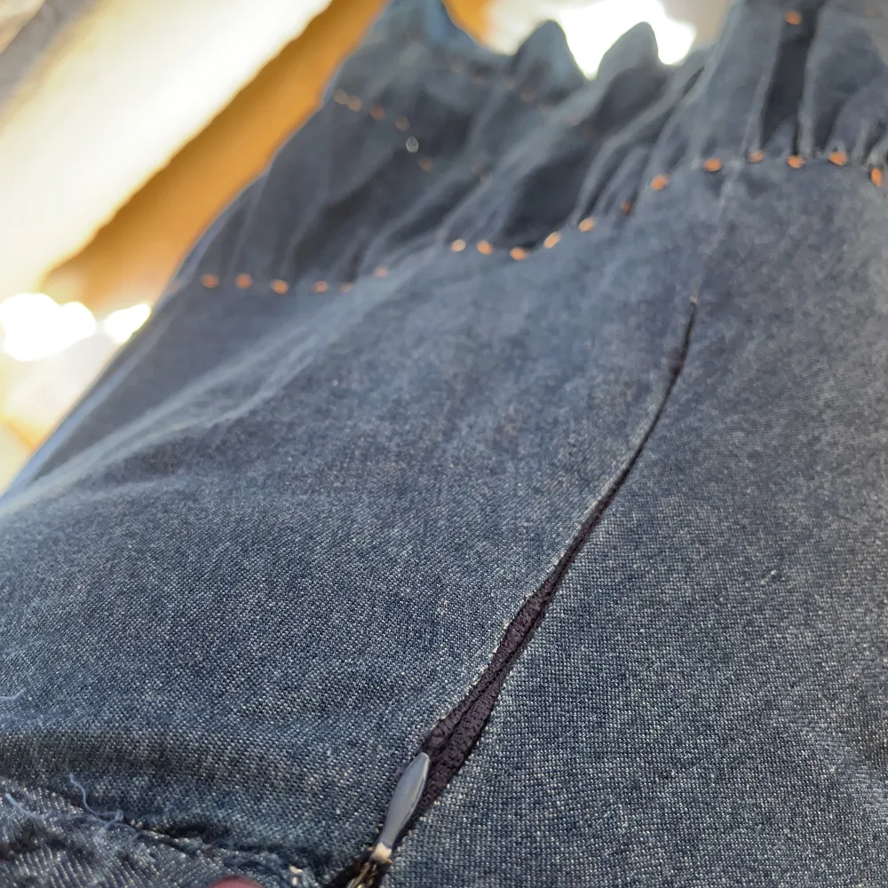 Långkjol i jeansmaterial 💙 dragkedjan har gått sönder lite så man måste ha tålamod för att få upp den.. Kjolar.