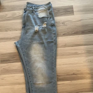 Jeans - Jeans från SHEIN Stl 2XL men passar även XL Midja 101 cm Höft 128 cm