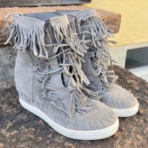 ”Casadei” skor - Supersnygga och trendiga skor/klackskor med fransar!! klacken liknar den från Isabel marant (Lånade bilder så skriv för egna)