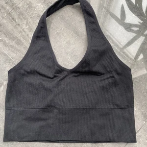 Topp - Ribbad halterneck topp från H&M, sitter väldigt tight! Bra stöd, funkar både till träning eller vardag/fest topp