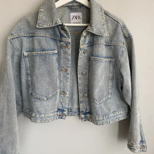 Jeansjacka  - Jeansjacka i kortare modell men oversize fit. Prisförslag. Buda i dm🌸