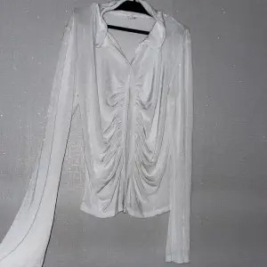 Säljer min vita tröja, den är i nyskick!🤍(köparen står för frakt)