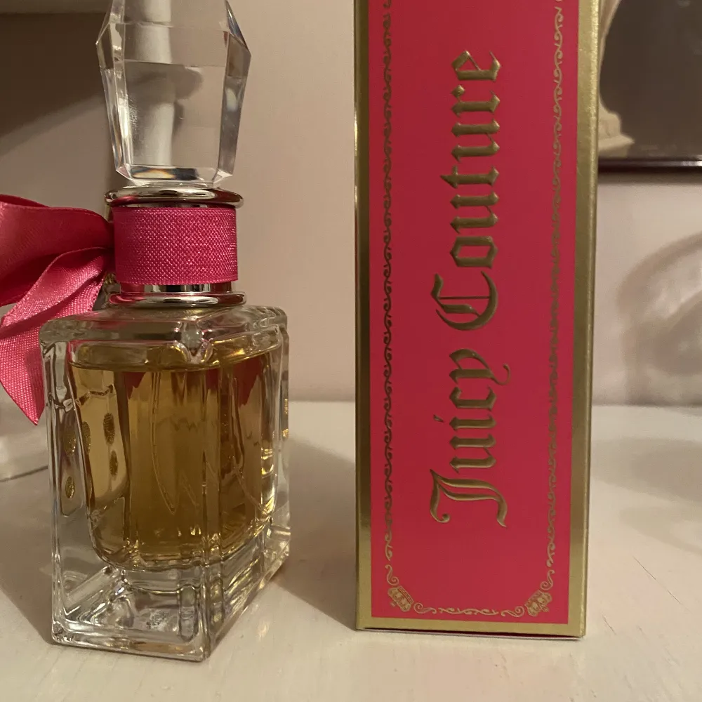 Fick denna parfym i födelsedagspresent och är använd ungefär 4 gånger, så den är in princip nästan full! Använder den tyvärr inte så säljer därför den!! Hör av er för frågor, möts upp i centrala Uppsala eller så står köparen för frakten❤️. Övrigt.
