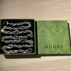 Vintage Gucci kedja  - Använd till och från genom åren, fåtal slitningar. Storleken är 24inch,  men går att fästa kortare (gör jag alltid)  Bud är välkomna Silver-925