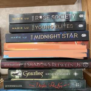 Fantasy böcker på engelska, många av dessa är olästa. Vill du köpa flera kan vi diskutera pris!!🤍🤍