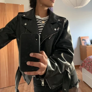Skinnjacka zara - Skinnjacka från zara i felfritt skick 💞💞 pris kan diskuteras vid snabb affär 😙 strl XXL men liten i storleken jag brukar ha S-M i jackor 