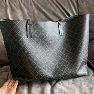 Marlene Birger Väska - Skriv för mer frågor! Defekt på ena handtaget men går säkert fixa själv eller hos skräddare💕