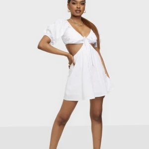 Vit klänning - Söt klänning från nelly med öppen rygg💗aldrig använd då den är för liten på mig🌸stl 34 men skulle säga att den passar en liten 36 oxå😍nypris 399