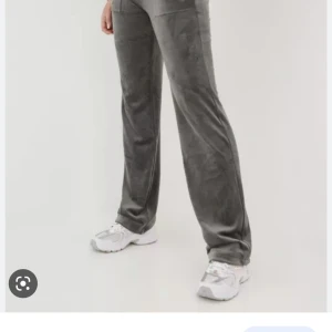 Juicy byxor  - Säljer dessa byxor då de inte kommer till användning. Storlek M. En av metall grejerna på snöret har trillat bort, därav priset men annars i jättebra skick. Hör av er vid frågor eller fler bilder 💕