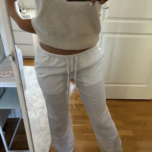 Linnebyxor - *KÖP DIREKT FÖR 600kr* Säljer dessa helt oanvända vita linnebyxorna från gina tricot då de inte kommer till användning🫶🏼byxorna är i nyskick och storlek XS och långa på mig som är 163.  nypris 400🤍(man kan inte dra sig ur budgivningen!)