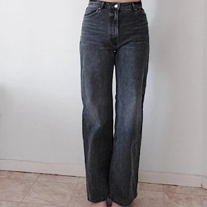 Yokojeans  - Svartgråa Yokojeans från Monki. Hög midja   Bra skick!🌻