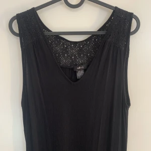 Långklänning  - Svart långklänning med spetsdetaljer upptill. Den är i storlek 42/44 men jag som har storlek xs/s kan ha den utan problem! 🖤