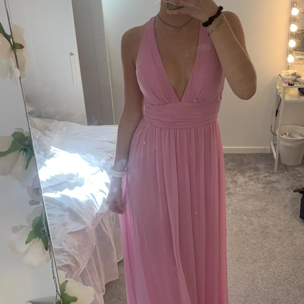 Balklänning i en superhärlig rosa. Endast använd 1 gång. Lite fläckar längst ner på kjolen då den är väldigt lång men inget man tänker på, jag är 169 cm men med ett par klackar är den perfekt. PRIS KAN DISKUTERAS 💗🎀. Klänningar.