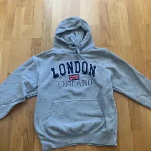 En grå hoodie i storlek s använd men i bra skick
