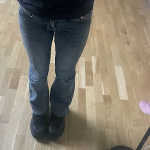 Platform Boots - Svarta blatform boots som jag köpte från dr. martens i storlek 37 💕 de är lite smutsiga så de kommer tvättas innan köpet , pris kan diskuteras 