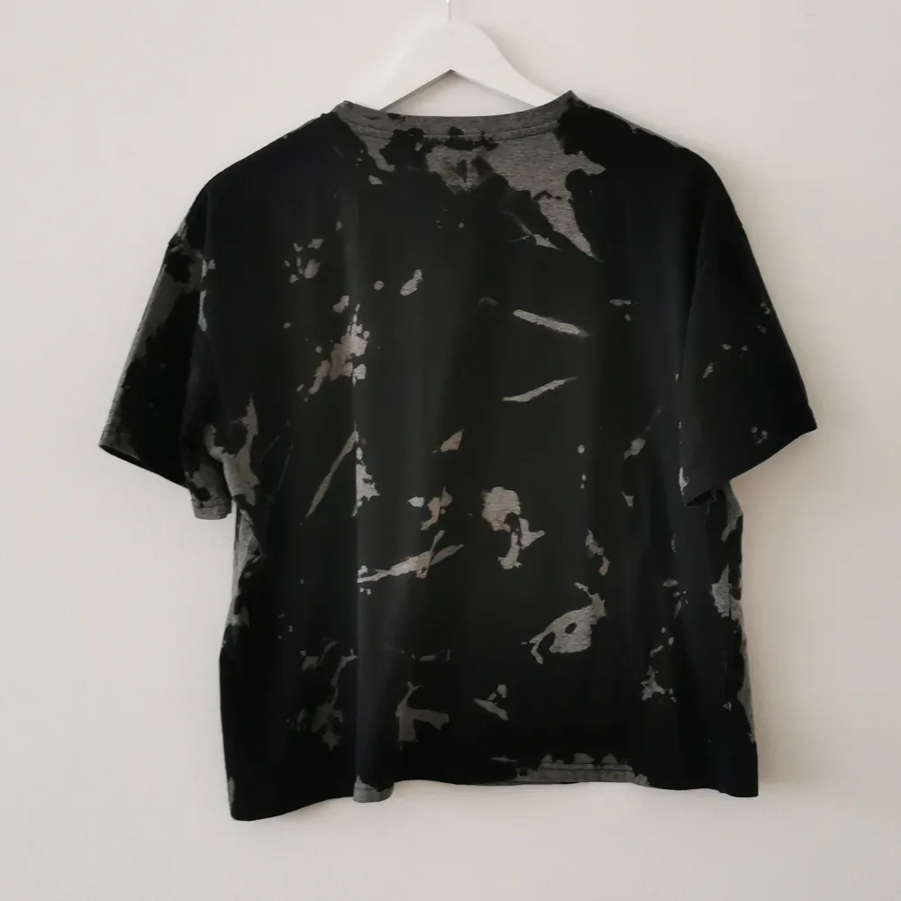 Cute shirt with a cat home bleached by moi, pretty boxy fit S or M, see ref pic of me wearing it, I'm 160cm tall. T-shirts.