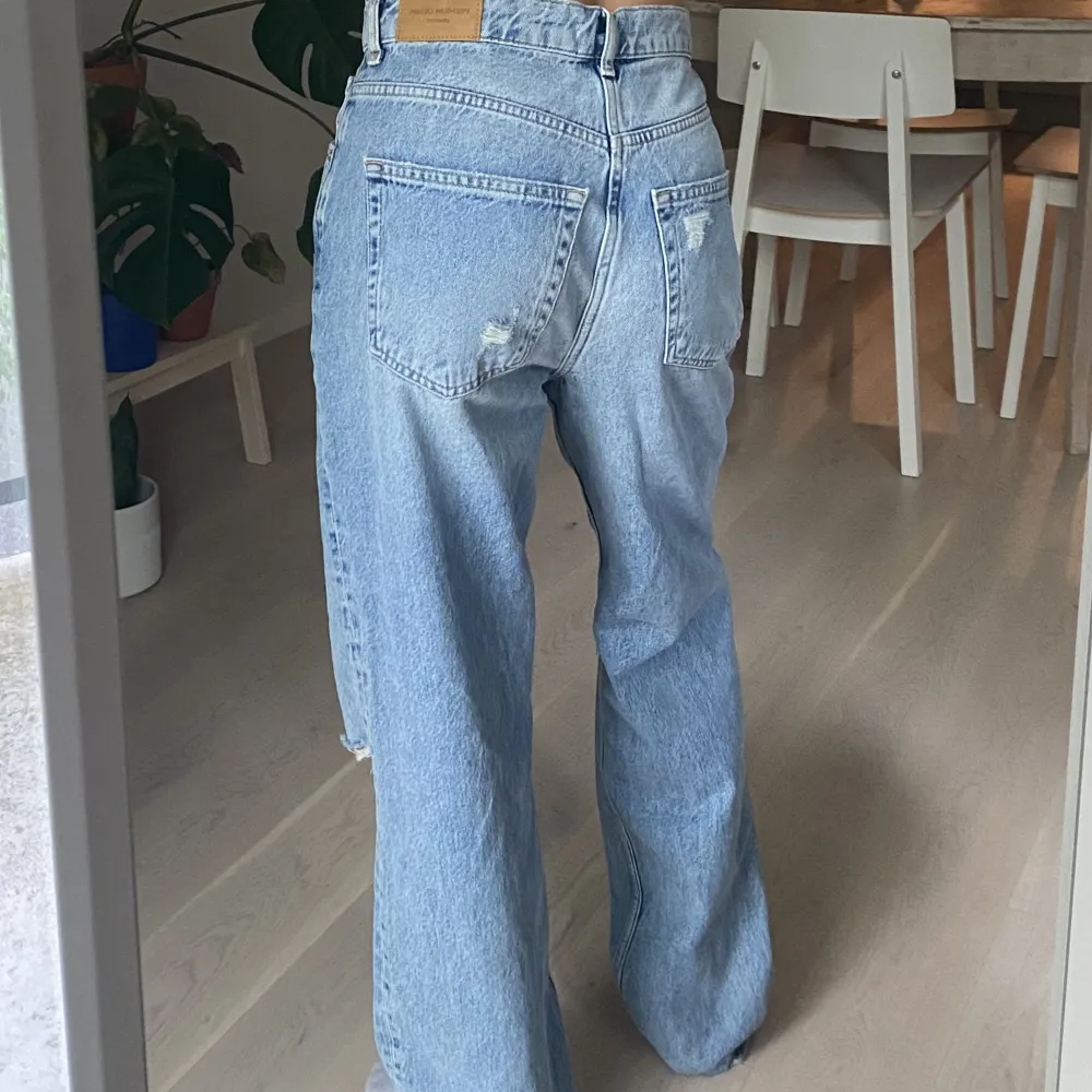 Jeans i oversized modell från Gina Tricot. Storlek 36 och långa i benen. Aldrig använda så i fint skick!. Jeans & Byxor.
