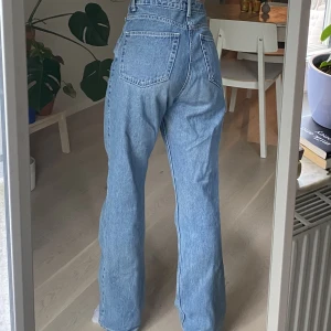 Weekday jeans - Blåa jeans från Weekday i modellen Rowe extra high. Storlek 26/30. Använda men i bra skick! 
