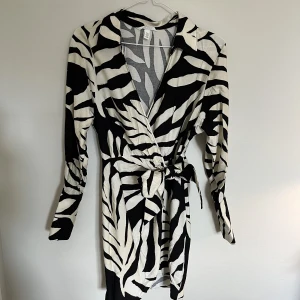 Omlottklänning - En omlottklänning från H&M, fin till både fest/middag och vardag. Oanvänd i storlek xs💗