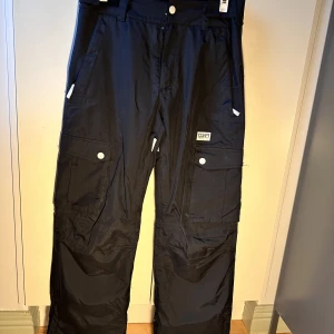 Snowboardbyxor - Ett par svarta snowboardbyxor från ColourWear. Använda lite mer än 1 säsong. Gott skick