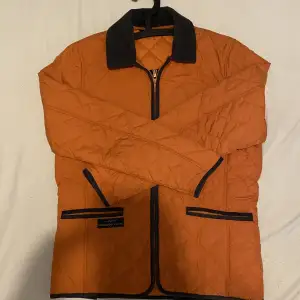 Säljer en fin orange henri lloyd jacket i stolek M, använde den två gånger.