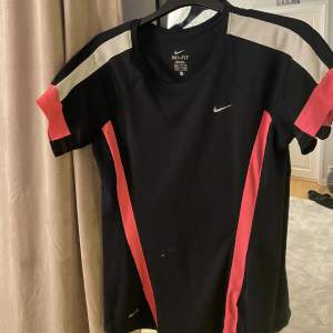 Två st Nike träningströjor, båda passar mig som har S-M. Valfri tröja för 70kr eller båda för 100kr!