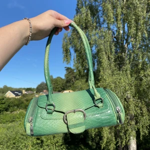 Vintage väska - Säljer denna superfina gröna retro väskan! Den är så cool och helt unik!🤩🙌 Fint skick! Enbart lite skav på hantaget!