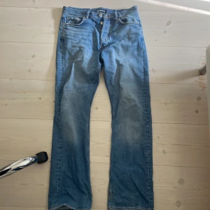 Hope Rush Denim Jeans - Säljer mina Hope Jeans i storlek 28. De är lite slitna nere vid fötterna och fickorna har lagats, annars är de helt felfria. Skriv för fler bilder, pris kan diskuteras. Är 180cm lång och de sitter bra