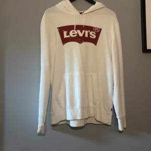 Vit Levi’s hoodie, tunnt material och oversized.  Nypris: 450kr
