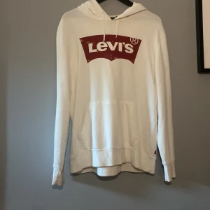 Levi’s Hoodie - Vit Levi’s hoodie, tunnt material och oversized.  Nypris: 450kr