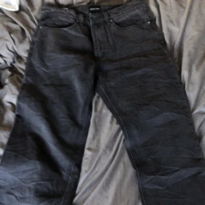 Baggy Abrand Jeans - Hade inte hunnit testa när jag köpte men testade hemma och det passade inte, man kunde inte skicka tillbaks heller. Den är vintage black storlek 31/32