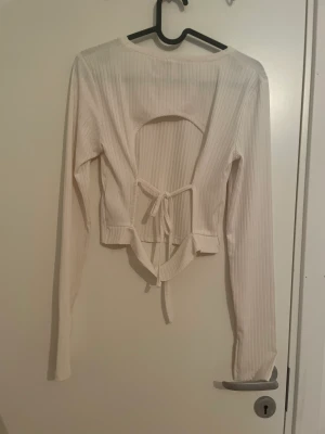 Tröja med snygg rygg - Jättefin vit tröja med supersnygg rygg. Knappt använd.