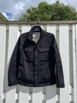 Stone Island jacka - Stone Island Jacka - Storlek: M - Skick: 9/10  - Pris: 2200kr ——— Kan frakta över hela Sverige, har många refs att visa innan betalning!  