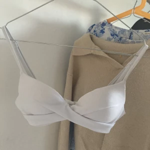 Nelly bikini - Vit bikini från Nelly med push up, slutsåld i stl 70A. Använd enstaka gånger för länge sedan🌸Tryck köp nu om du är säker!