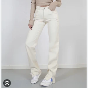 Beiga jeans från venderbys - Beiga jeans från venderbys, byxorna är raka och är i den långa modellen (Passar mig som är 175cm). Säljes pågrun av att dom är försmå🤍