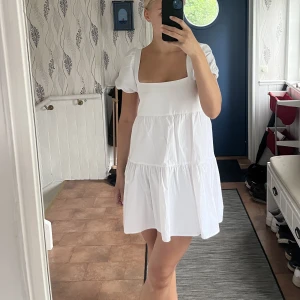 Klänning - Vit klänning från stradivarius storlek m men passar s. Använd en gång. 