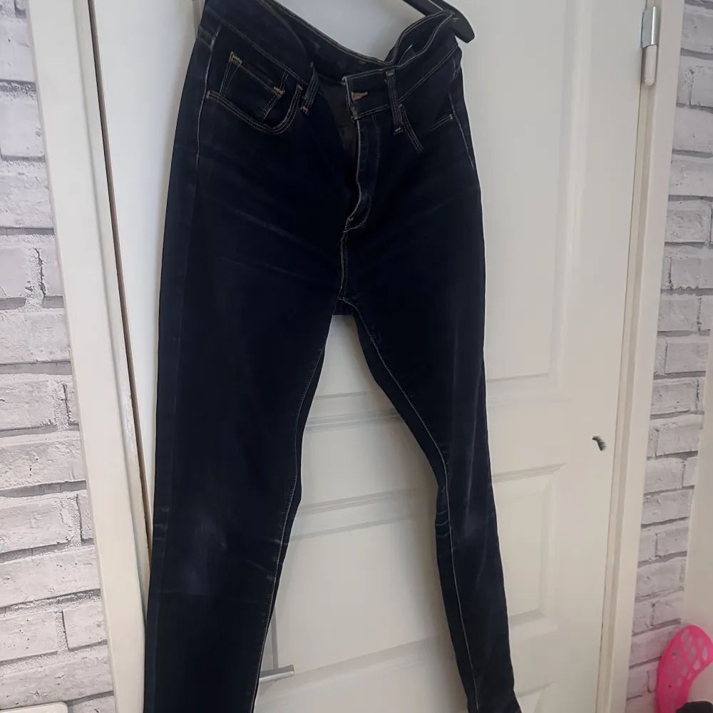 Knappt använda Levis jeans, strl 26 High rise skinny jeans  Priset går att diskutera, säljer flera Levis jeans, sugen på mer än ett par så kan vi komma överens om paketpris 😊. Jeans & Byxor.