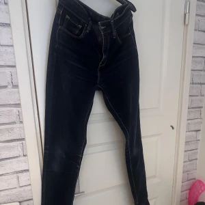 Levis jeans  - Knappt använda Levis jeans, strl 26 High rise skinny jeans  Priset går att diskutera, säljer flera Levis jeans, sugen på mer än ett par så kan vi komma överens om paketpris 😊