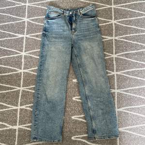 Jeans i bra skick, använda några gånger men passar inte längre.