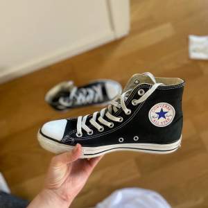 Svarta Converse skor använda sparsamt. Något slitet där bak. Nypris 800kr. Kontakta mig vid funderingar eller om du vill se fler bilder. ☺️