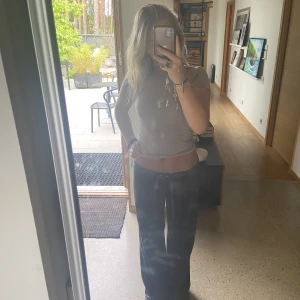 Juicy Couture byxor - Säljer mina super låg midjade, vintage juicy Couture byxor i storlek M men sitter även perfekt i midjan på mig som har xs/s. Jag är 163 cm och sitter perfekt, men passar även upp till 160-180cm❤️  Pris kan absolut diskuteras😊