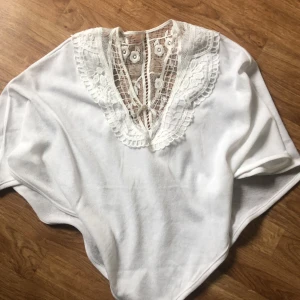 poncho - Supersöt poncho från Kappahl! Jättefint broderi och använd 1 gång💞stl 152 men passar ända till M!