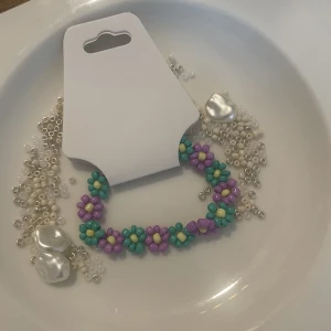 Armband  - Armband i rocaillespärlor med elastisk tråd