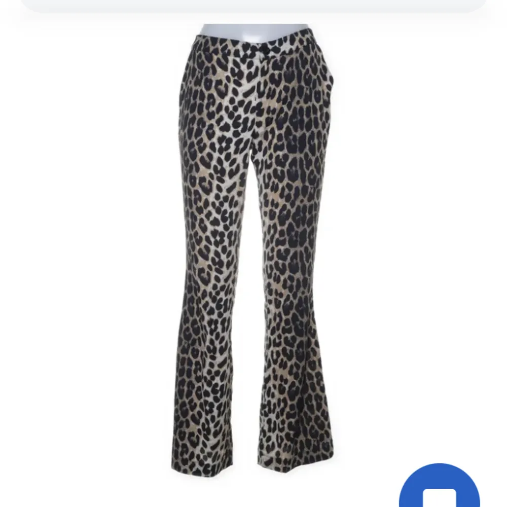 Leopardbyxor från costes, köpte på sellpy. aldrig använda då det var för små för mig.. Jeans & Byxor.